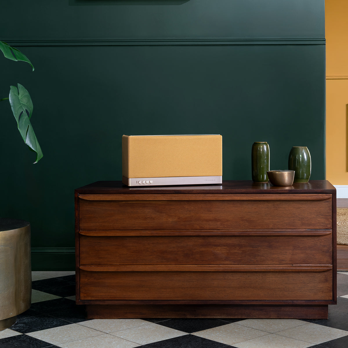 triangle-hifi-enceinte-aio3-enceinte-tout-en-un-bluetooth-wifi-AIO-camel-picture-lifestyle-1